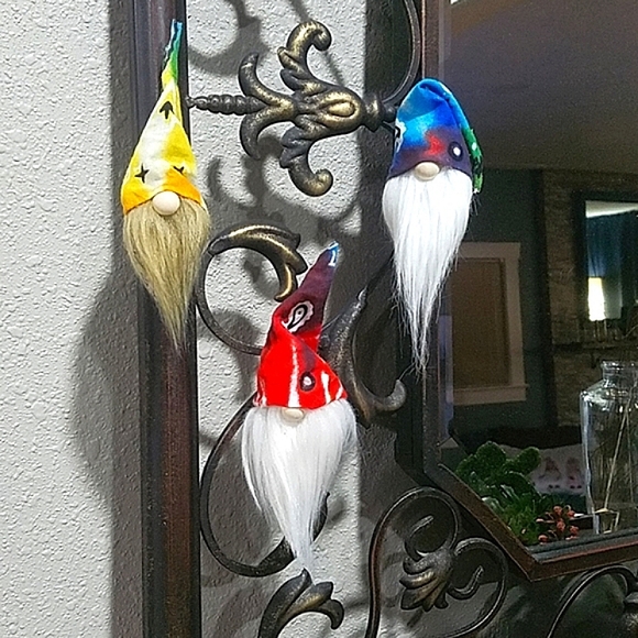 Awesome Magnetic Gnome Decorations - Picture 2 of 9